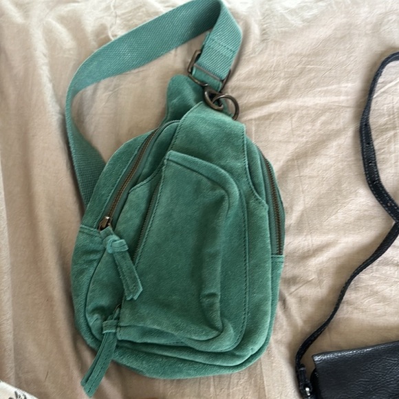 Free People Handbags - Free People Hudson Sling bag in Jaded/green